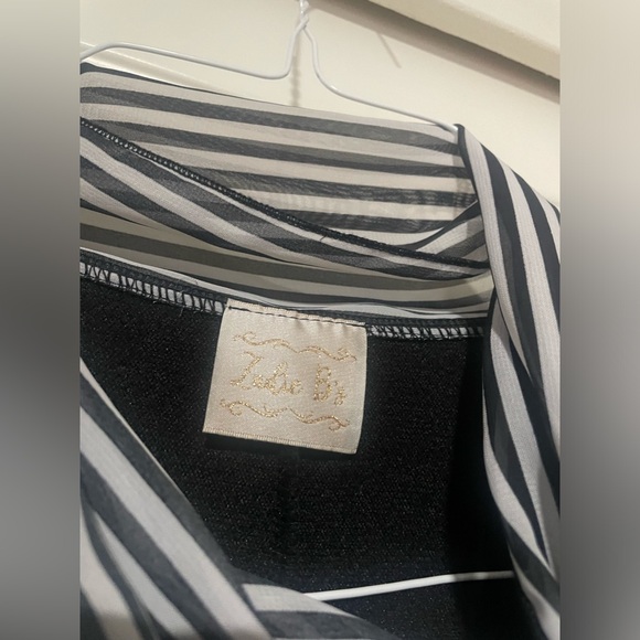 🖤🤍Black and White Zadie B’s Neck Tie, Bell Sleeve Tunic🖤🤍 - Picture 3 of 10